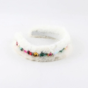 Vue détaillée du serre-tête en fourrure de vison blanc avec des strass multicolores brillants