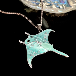 Collier raie manta lumineux avec émail vert menthe et pendentif en pierre goutte d'eau