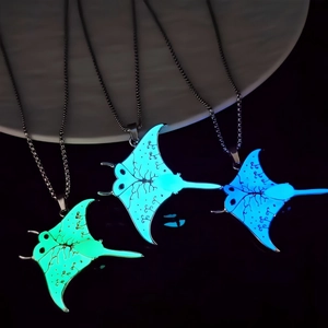 Collier raie manta lumineuse avec pendentifs phosphorescents aux couleurs de l'océan