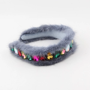 Serre-tête luxueux en fausse fourrure grise orné de strass colorés étincelants