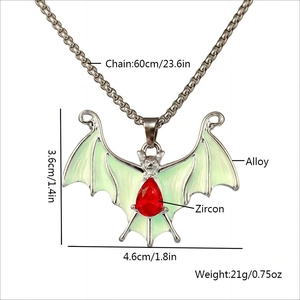 Gotische Fledermaus-Halskette mit rotem Zirkonia und 60 cm Edelstahlkette für Damen