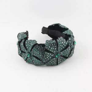 Serre-tête luxueux en velours vert avec cristaux émeraude et motifs floraux brillants