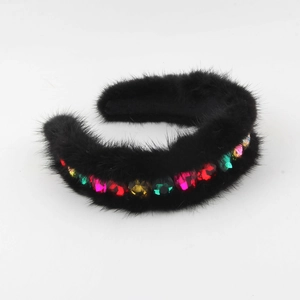 Détail d'un serre-tête luxe en fourrure de vison avec cristaux colorés style rétro