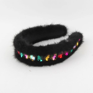 Serre-tête large de luxe en fausse fourrure noire orné de cristaux colorés étincelants