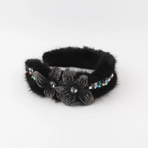 Detail eines luxuriösen schwarzen Plüsch Stirnbands mit Strassblumen und Kristallen