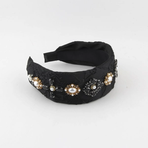 Serre-tête vintage en dentelle noire avec perles et cristaux sur fond blanc épuré