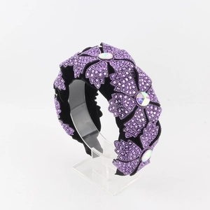 Détail d'un serre-tête floral violet de luxe avec des strass et cristaux scintillants