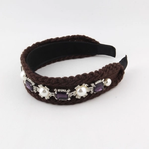 Détail d'un serre-tête en tweed avec texture tressée, perles, strass et cristaux violets