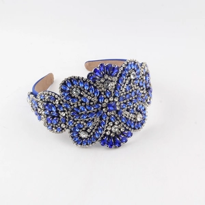 Serre-tête baroque en cristal bleu foncé avec grand motif floral en strass pour femme