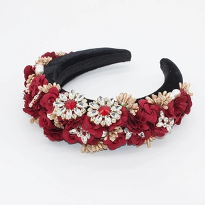 Serre-tête baroque avec roses rouges, baies dorées et strass sur velours noir élégant