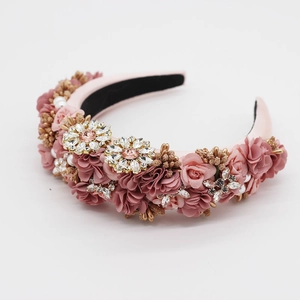 Serre-tête baroque avec roses en tissu rose et strass brillants pour mariée et cérémonies