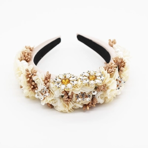 Serre-tête baroque fleuri avec pétales champagne, perles dorées et strass sur éponge