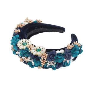 Serre-tête baroque en velours bleu avec fleurs, cristaux verts et perles élégantes