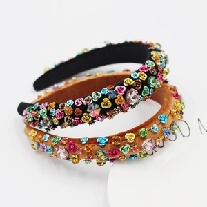 Vue détaillée de serre-têtes baroques en velours avec strass colorés et fleurs sequins