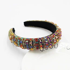 Serre-tête baroque avec strass colorés sur velours noir pour un style de cheveux luxueux
