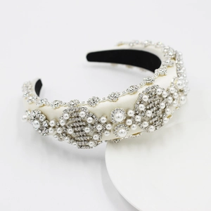 Cerchietto imbottito di lusso con perle e strass su raso crema per capelli donna