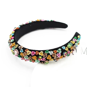 Détail du serre-tête baroque en velours noir avec fleurs colorées et cristaux