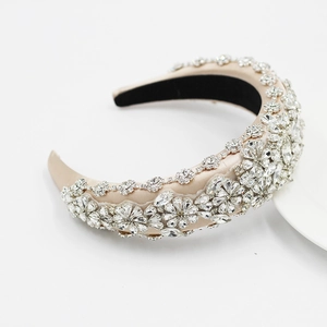 Cerchietto imbottito di lusso in raso champagne con cristalli e perle da donna
