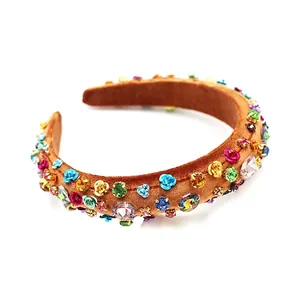 Serre-tête baroque de luxe avec strass colorés et fleurs en métal sur velours marron