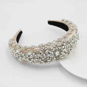 Dettaglio del cerchietto imbottito di lusso con strass e tessuto di raso color champagne