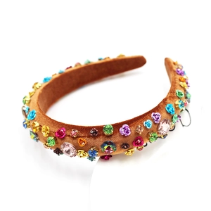 Serre-tête baroque rembourré en velours marron avec fleurs colorées en strass et bijoux