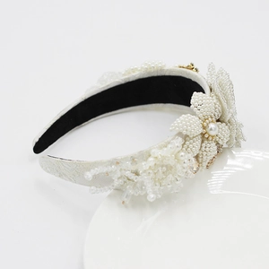 Serre-tête élégant en dentelle blanche avec perles artisanales et fleurs en cristal