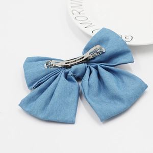 Détail de la pince à cheveux noeud en denim bleu fait main avec barrette en métal
