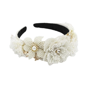 Serre-tête floral fait main avec perles blanches et strass sur un bandeau noir chic