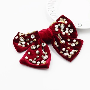 Barrette à cheveux avec nœud en velours bordeaux, perles blanches et strass brillants