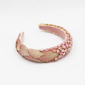 Serre-tête baroque en velours rose avec broderies dorées et cristaux brillants