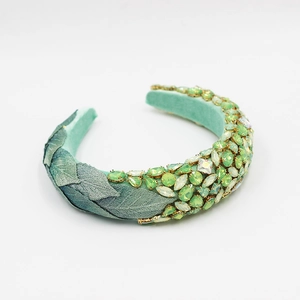 Détail d'un serre-tête en velours vert menthe avec feuilles brodées et strass