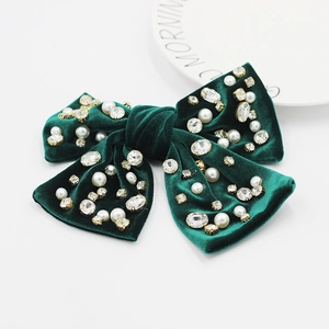 Détails de la barrette à cheveux en velours vert foncé avec perles et cristaux