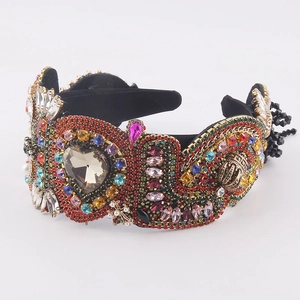 Dettaglio del cerchietto barocco con strass multicolore e una grande gemma a forma di cuore