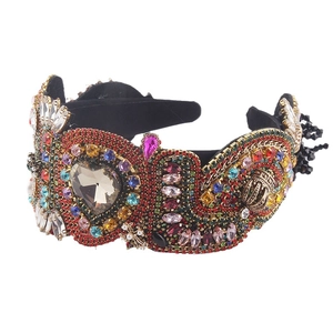 Cerchietto barocco con strass colorati, perle e una grande gemma a cuore