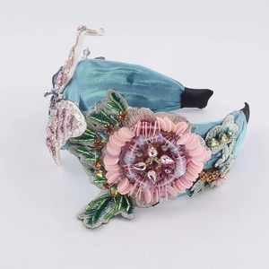 Serre-tête en tissu bleu avec fleurs en paillettes et détails de papillon cristal