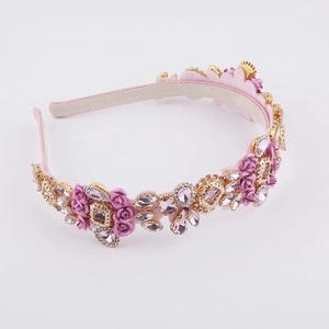 Detailansicht der rosa Kristallrosen und Goldlegierungen am floralen Stirnband-Design