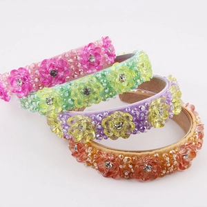Détails des bandeaux en tissu ornés de fleurs en cristal translucide et de strass