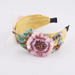 Serre-tête en satin jaune luxueux avec fleurs en paillettes et strass brillants faits main