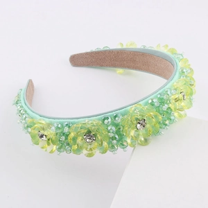 Serre-tête floral perlé avec base en velours vert menthe et pétales en cristal translucide