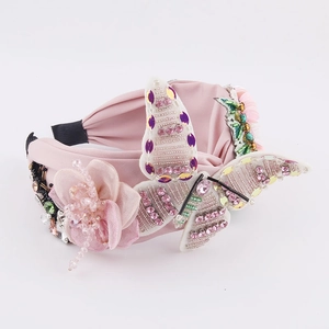 Serre-tête en velours rose avec papillon en paillettes et fleur en satin chic