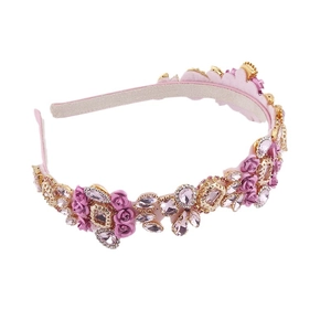 Barock-Haarreif mit lila Rosen und rosa Kristallen auf hellrosa Stoffuntergrund