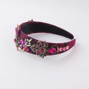Détail du serre-tête en velours avec fleurs en strass étincelants et texture vintage