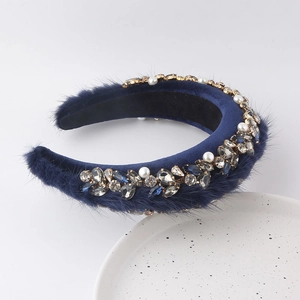 Détail du serre-tête baroque en velours bleu marine orné de cristaux et de perles blanches