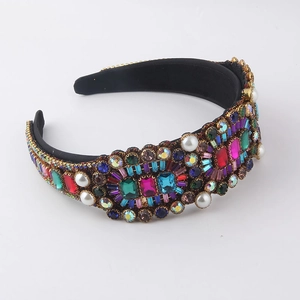 Cerchietto largo barocco con strass colorati e perle bianche su velluto nero elegante