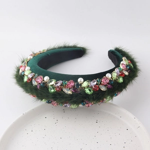 Serre-tête baroque en velours vert avec cristaux colorés, perles et fausse fourrure