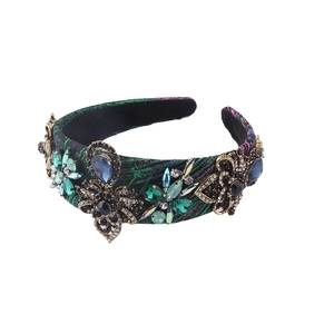 Serre-tête baroque en tissu vert orné de strass colorés et de motifs floraux gemmes