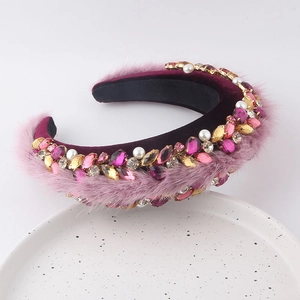 Détail d'un serre-tête baroque en velours avec gemmes de luxe et bordure en fourrure