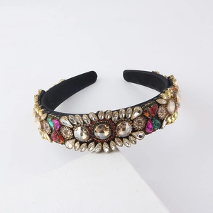 Gros plan d'un serre-tête baroque vintage avec cristaux multicolores et strass étincelants