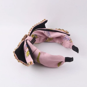 Cerchietto barocco in raso rosa con ricami dorati, perle e strass scintillanti