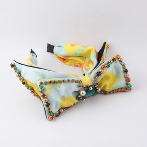 Cerchietto barocco con fiocco floreale, perle e strass per acconciature eleganti da donna